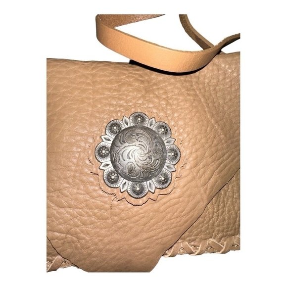 DELILA TAN LEATHER CLUTCH PURSE. 8 1/2” x 5”. - Picture 2 of 4